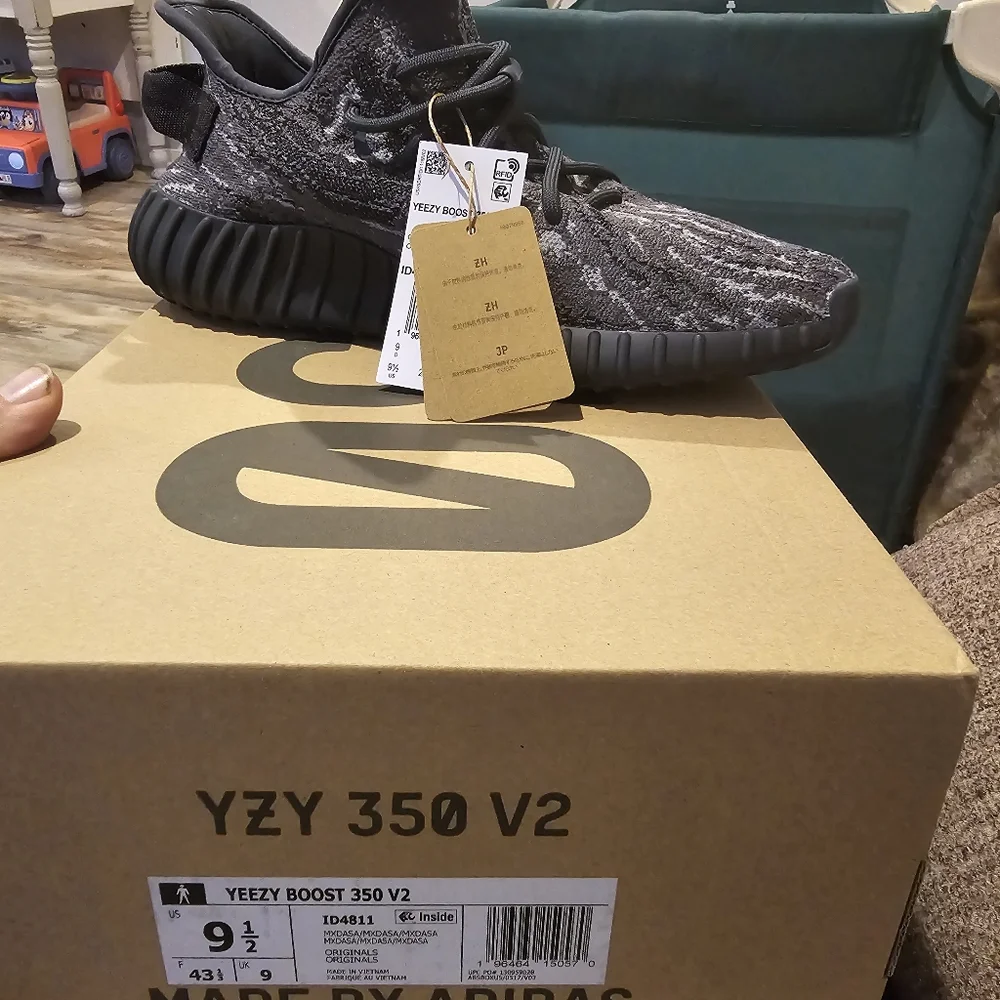 Yeezy 350 - Picture 1 of 1
